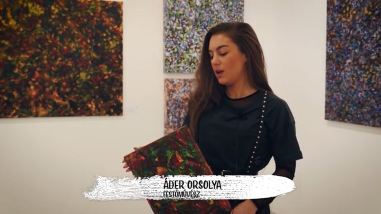 Áder Orsolya egy rövid tárlatvezetésre kalauzol el bennünket az Abigail Galériában.